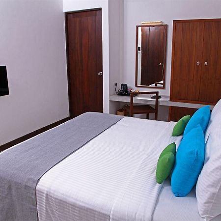 Blue Oceanic Beach Hotel نيجومبو المظهر الخارجي الصورة