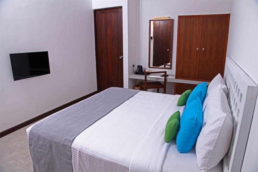 Blue Oceanic Beach Hotel نيجومبو المظهر الخارجي الصورة